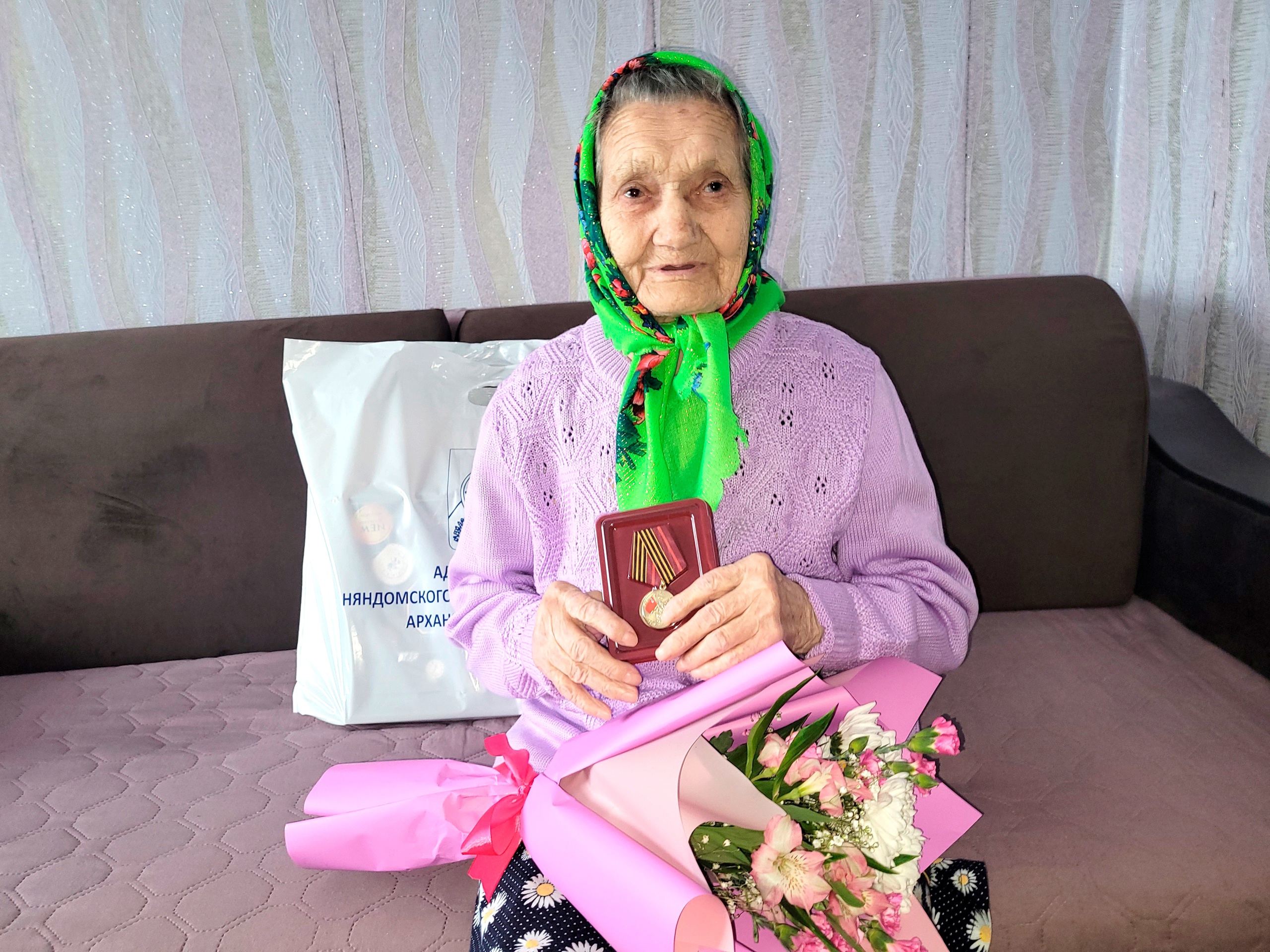 По всей России продолжается вручение медалей, выпущенных к юбилею Победы.